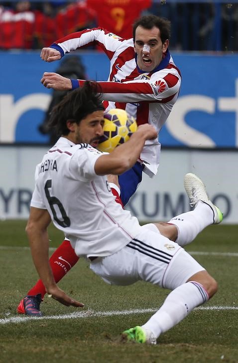 © Reuters. Godín representa el espíritu del Atlético de Madrid, según Juanfran