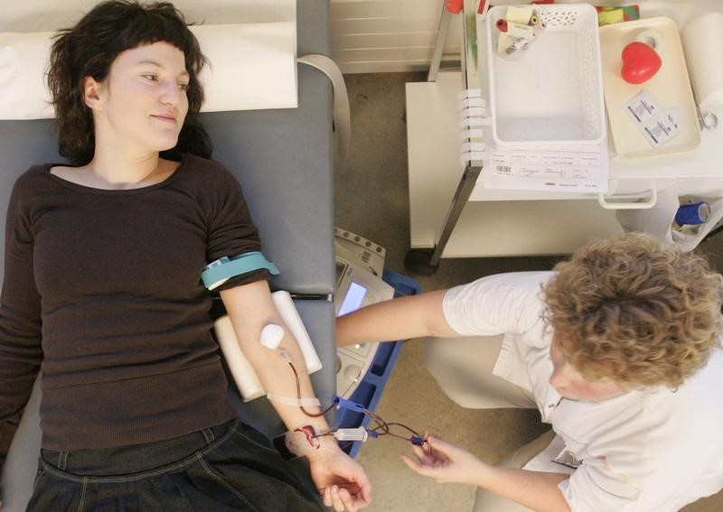 © Reuters. A woman donates blood at a blood donation centre in Lucerne