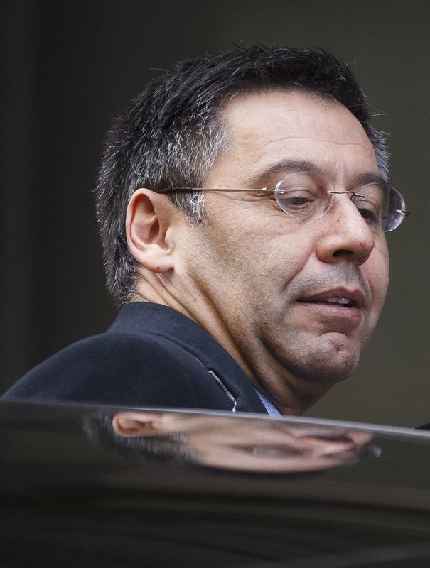 © Reuters. Presidente do Barcelona, Josep Maria Bartomeu, entra em carro ao sair de tribunal em Madri