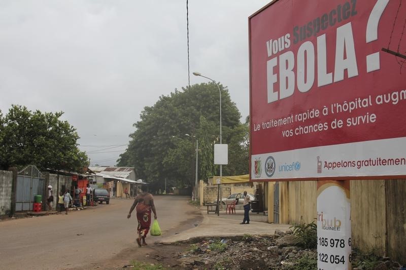 © Reuters. Sacan a niños del colegio en Guinea por miedo a que Cruz Roja los infecte de ébola