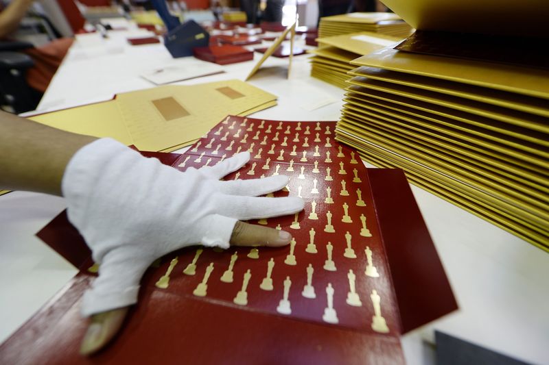 © Reuters. Workers assemble envelopes and announcement award cards bearing the names of Oscar winners for the 87th Academy Awards in Los Angeles