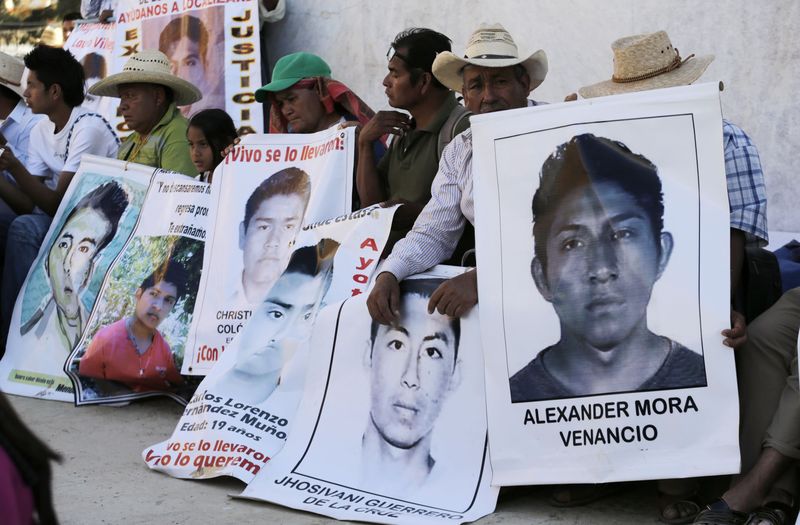 © Reuters. Mexicanos protestam com fotos de 43 estudantes desaparecidos