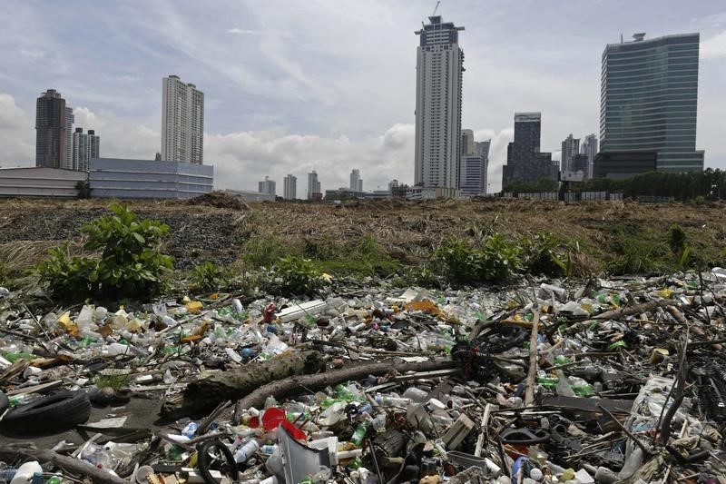 © Reuters. محيطات العالم تعج بملايين الاطنان من المخلفات البلاستيكية