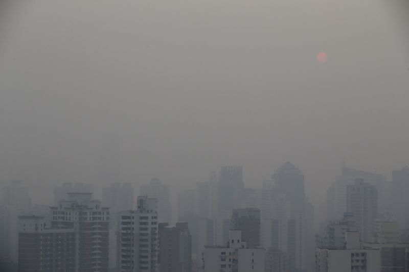 © Reuters. مسؤول:على الصين خفض التلوث إلى النصف حتى تتحسن البيئة