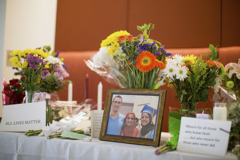 © Reuters. A makeshift memorial for Deah Shaddy Barakat, his wife Yusor Mohammad and Yusor's sister Razan Mohammad Abu-Salha, who were killed by a gunman, is pictured inside of the University of North Carolina School of Dentistry, in Chapel Hill