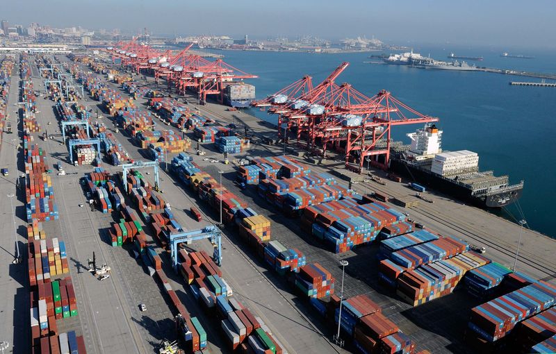 © Reuters. Containers and ships sit idle at the Port of Long Beach in this file photo