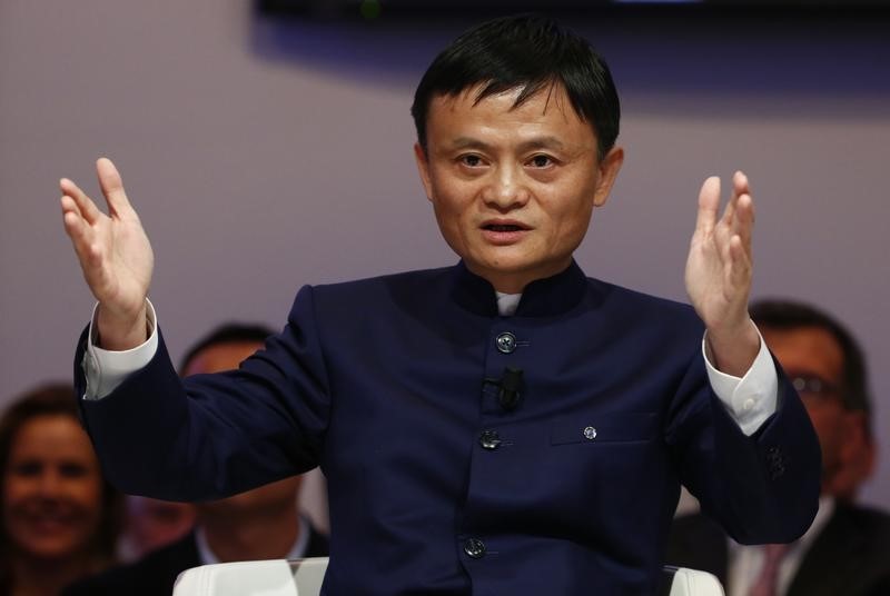 © Reuters. Ma, Founder and Executive Chairman of Alibaba Group, gestures during the session 'An Insight, An Idea with Jack Ma' in the Swiss mountain resort of Davos