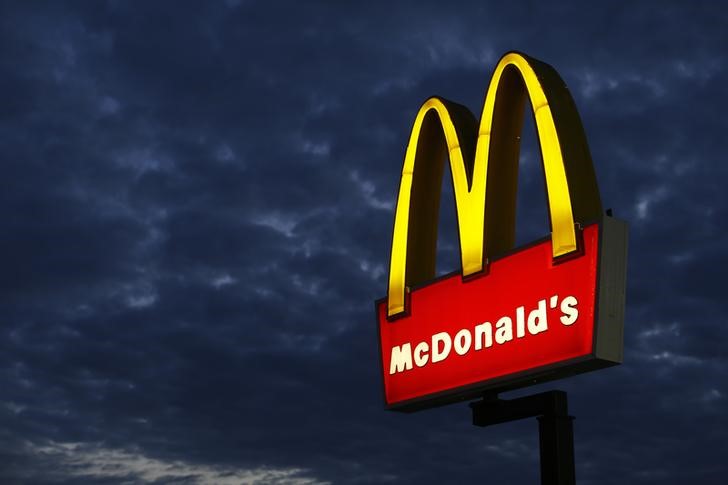 © Reuters. A McDonald's restaurant is pictured in Encinitas, California