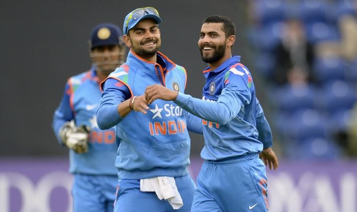 © Reuters. India's Kohli congratulates teammate Jadeja after the dismissal of England's Ben Stokes during the second one-day international cricket match at the Swalec stadium, Cardiff