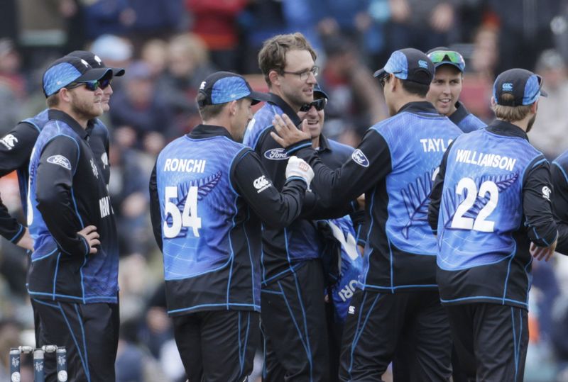 © Reuters. Teammates react after New Zealand bowler Vettori dismissed Sri Lankan batsman Dilshan during their Cricket World Cup match in Christchurch