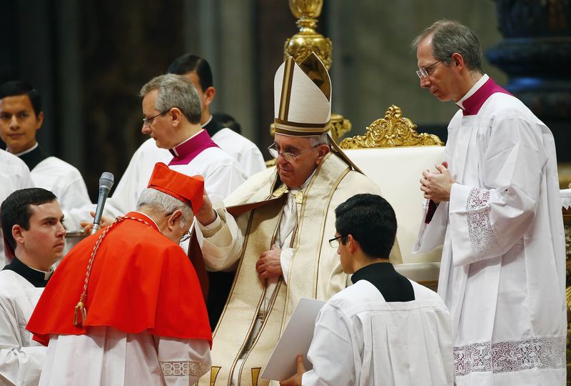 © Reuters. El Papa le dice a los nuevos cardenales, entre ellos un español, que sean humildes