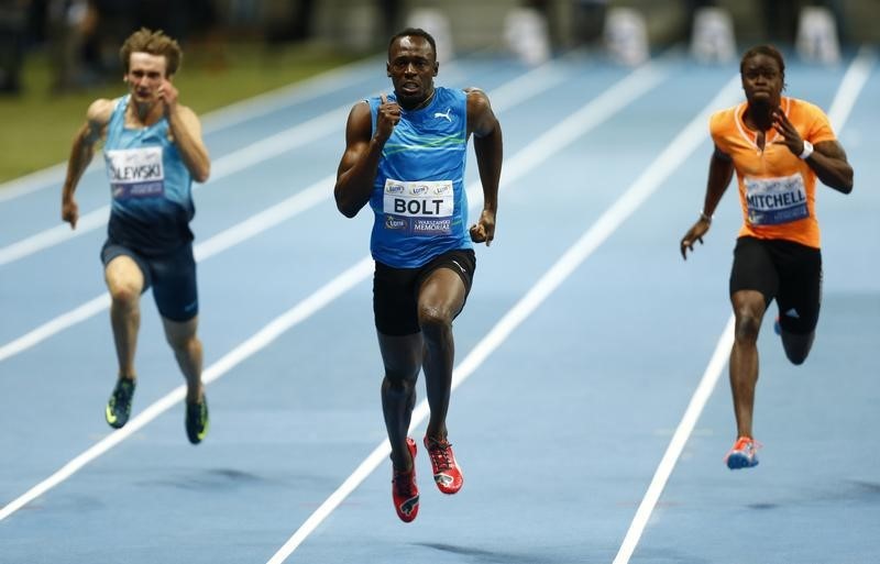 © Reuters. El atleta Bolt colgará las zapatillas de clavos tras Londres 2017