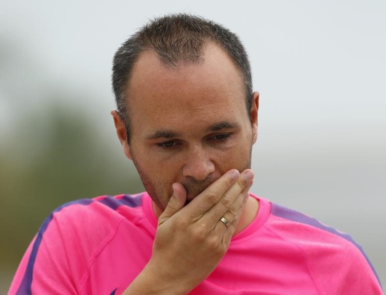 © Reuters. Iniesta, seria duda para el partido contra el Levante del domingo