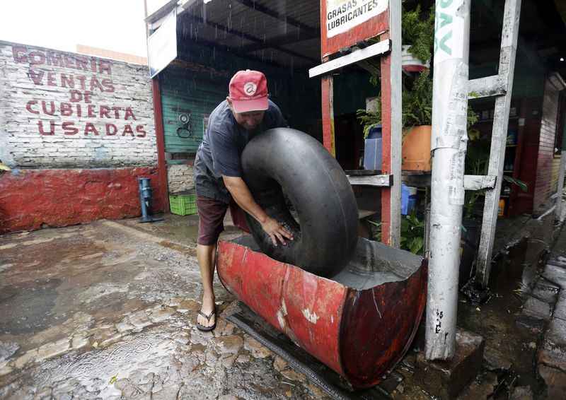 © Reuters. Asocian el tiempo y la actividad laboral con el riesgo de desarrollar dolor de espalda