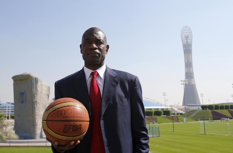 © Reuters. Former NBA star Mutombo of U.S. poses before a news conference at the Sports Congress and Exhibition at Aspire Dome in Doha