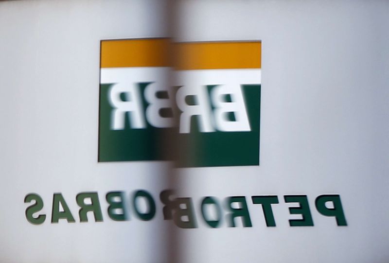 © Reuters. The Petrobras logo is reflected in the window of the company's headquarters in Sao Paulo