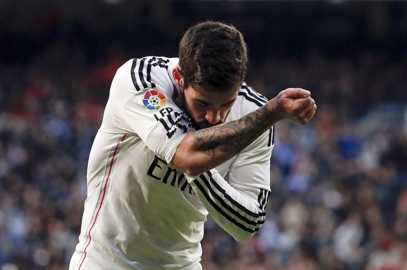 © Reuters. El jugador de Real Madrid Isco celebra su gol frente al Deportivo La Coruña en un partido por La Liga española en Madrid