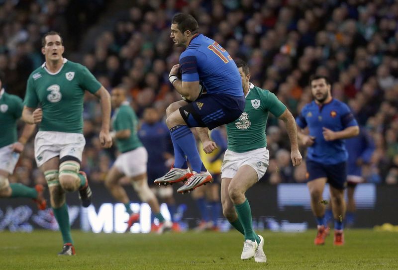 © Reuters. France's Scott Spedding catches the ball during their Six Nations rugby union match against Ireland at the Aviva stadium in Dublin