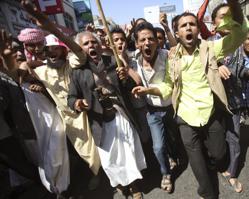 © Reuters. Anti-Houthi protesters shout slogans during a demonstration against the Shi'ite Muslim militia group in the southwestern city of Taiz