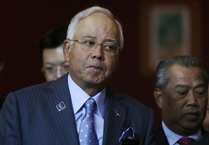 © Reuters. Malaysian Prime Minister Najib Razak arrives at a news conference to announce budget revisions to help its oil exporting economy adjust to the impact of slumping global crude prices, in Putrajaya