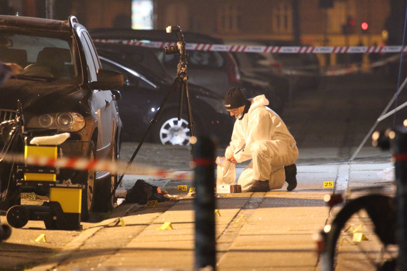 © Reuters. Forensic investigators are seen at the site of a shooting in Copenhagen