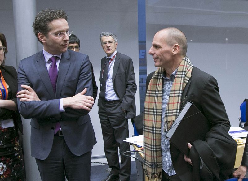 © Reuters. Eurogroup President Dijsselbloem looks at Greek Finance Minister Varoufakis during an extraordinary euro zone Finance Ministers meeting in Brussels