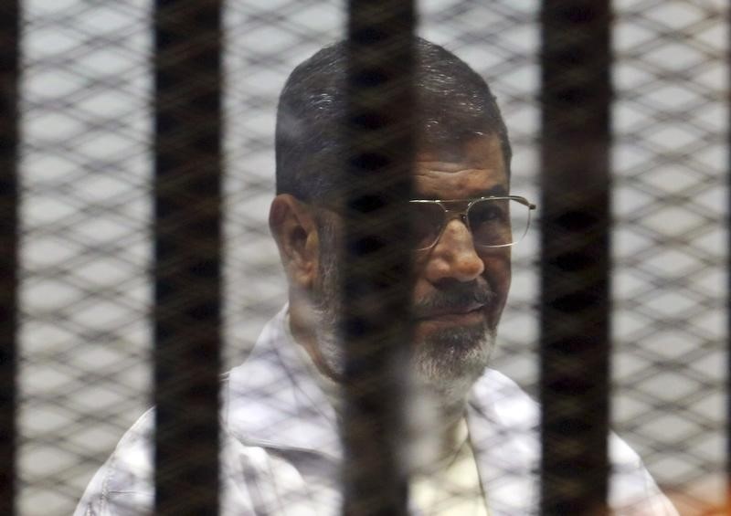 © Reuters. بدء محاكمة الرئيس المصري السابق محمد مرسي بتهمة إفشاء وثائق لقطر