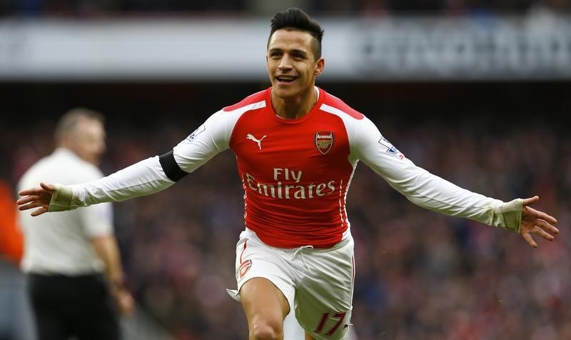 © Reuters. Arsenal's Alexis Sanchez celebrates after scoring a goal during their English Premier League soccer match against Stoke City at the Emirates Stadium in London