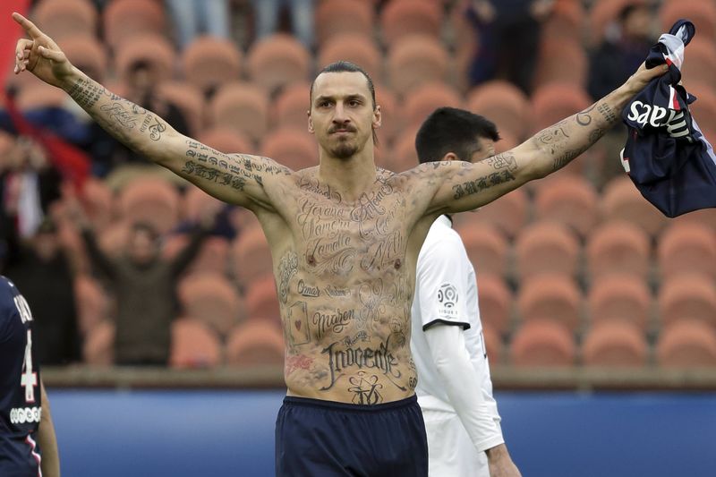 © Reuters. Paris St Germain's Ibrahimovic celebrates after scoring a goal against Caen during their French Ligue 1 soccer match at Parc des Princes stadium in Paris