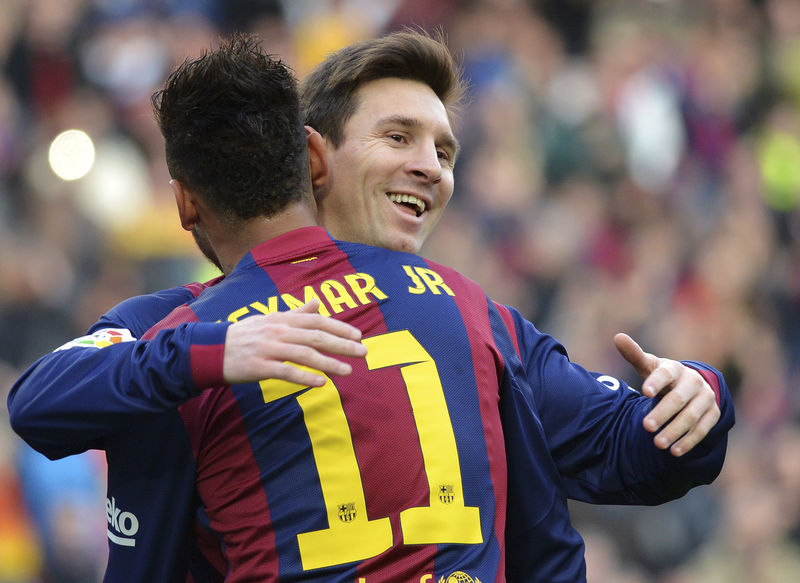 © Reuters. Neymar del Barcelona celebra su gol con su compañero de equipo Messi durante el partido por la primera división de La Liga española contra el Levante en el estadio Nou Camp en Barcelona