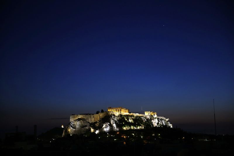 © Reuters. The temple of Parthenon is illuminated atop the Athens Acropolis