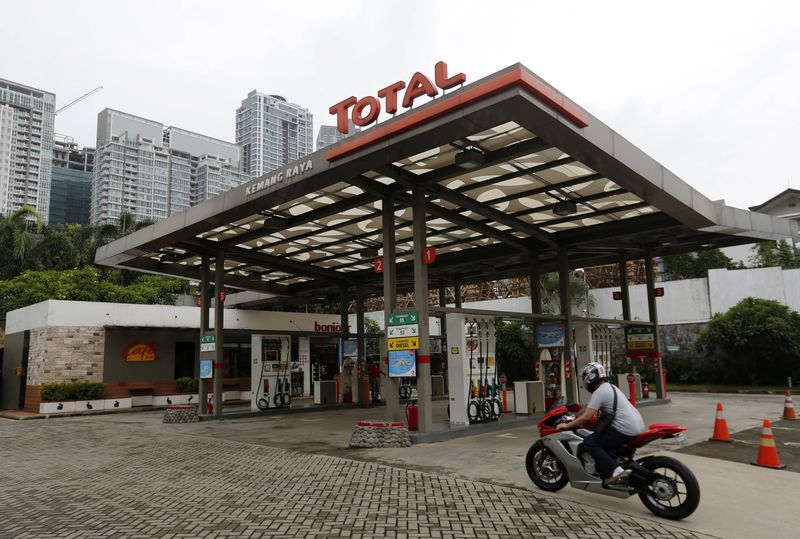 © Reuters. A motorist arrives to purchase fuel at a Total petrol station in south Jakarta