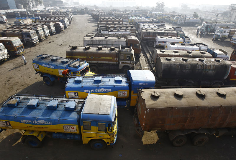 © Reuters. Oil tankers are seen parked at a yard outside a fuel depot on the outskirts of Kolkata