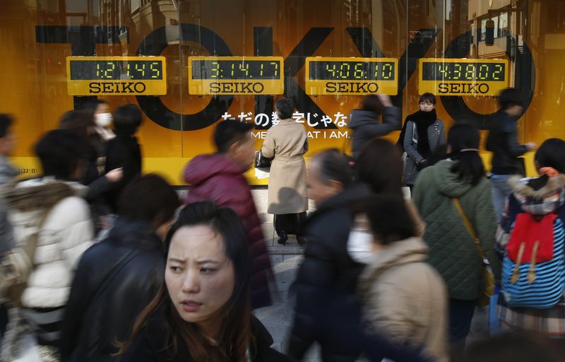 © Reuters. Clienti in un centro commerciale a Tokyo 