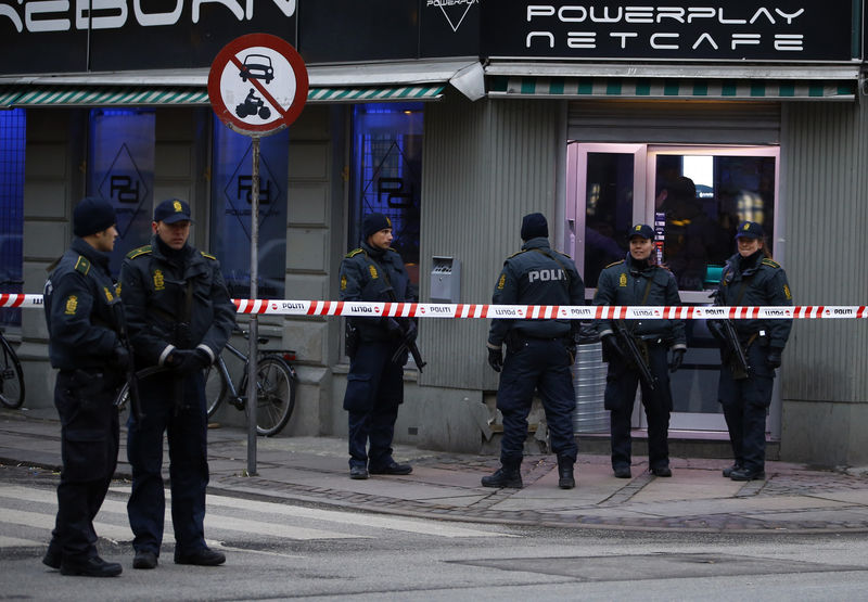 © Reuters. شرطة الدنمرك تتهم اثنين بمساعدة منفذ هجومي كوبنهاجن