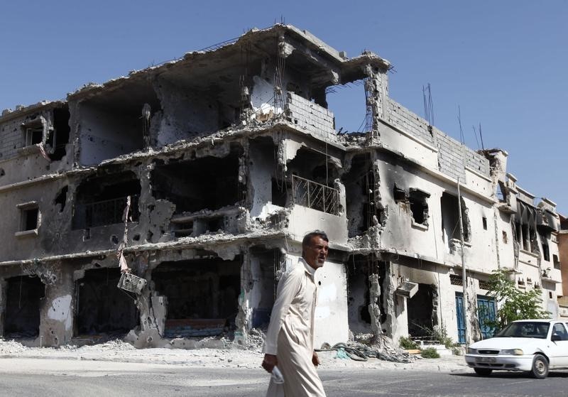 © Reuters. قائد سلاح الجو الليبي :الطيران الليبي قصف أهدافا في سرت وبن جواد