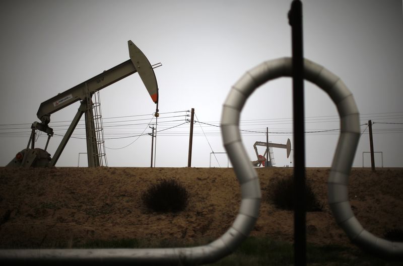 © Reuters. وزير النفط الكويتي يتوقع استمرار صعود السعر
