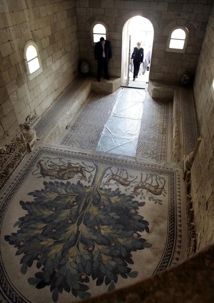 © Reuters. فنانون فلسطينيون وأجانب يعيدون بعضا من الحياة لقصر خليفة أموي في أريحا