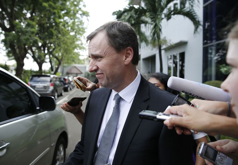 © Reuters. Australian government representative is surrounded by the media as he leaves the Foreign Minister office after a meeting with Indonesian officials in Jakarta