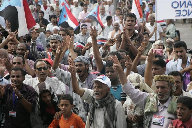 © Reuters. مصادر: موالون للرئيس اليمني السابق هادي يسيطرون على مبان في عدن
