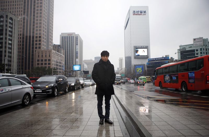 © Reuters. Human rights activist and North Korean defector Shin Dong-hyuk poses for photographs after an interview with Reuters in central Seoul