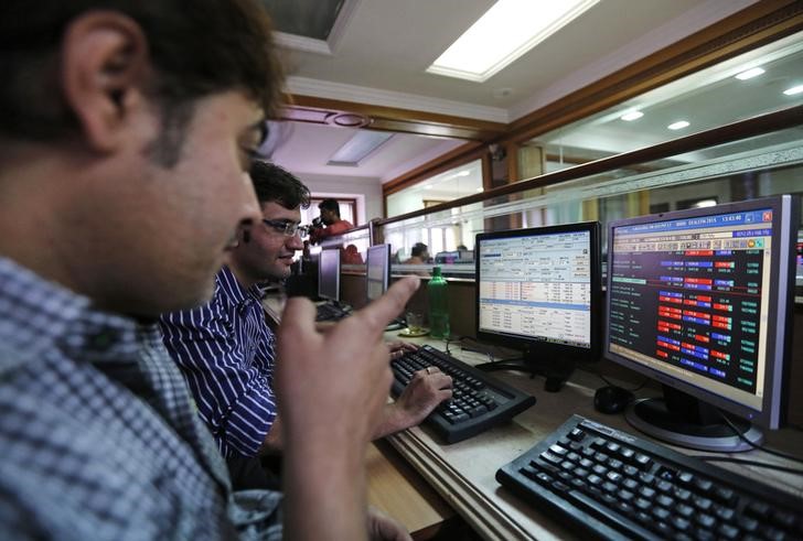 © Reuters. Brokers trade on computer terminals at a stock brokerage firm in Mumbai