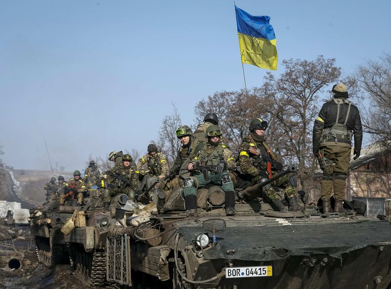 © Reuters. متحدث عسكري: جيش أوكرانيا غير مستعد لسحب الأسلحة الثقيلة