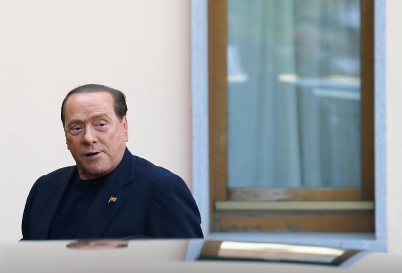 © Reuters. برلسكوني لا يرغب في بيع حصة أغلبية في نادي ميلانو