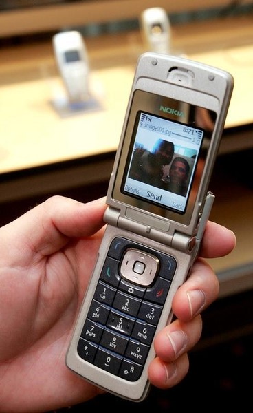 © Reuters. Los teléfonos 'clamshell' resurgen en Japón mientras los 'smartphones' decaen