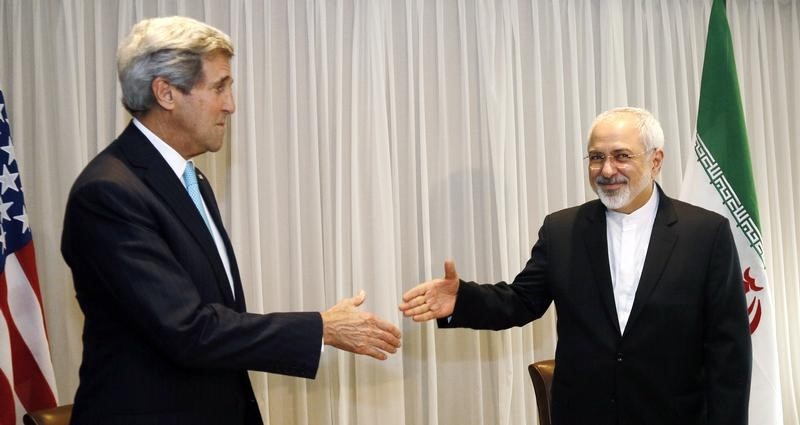 © Reuters. وكالة: إيران تحظر صحيفة انتقدت "تنازلات" الحكومة في المحادثات النووية