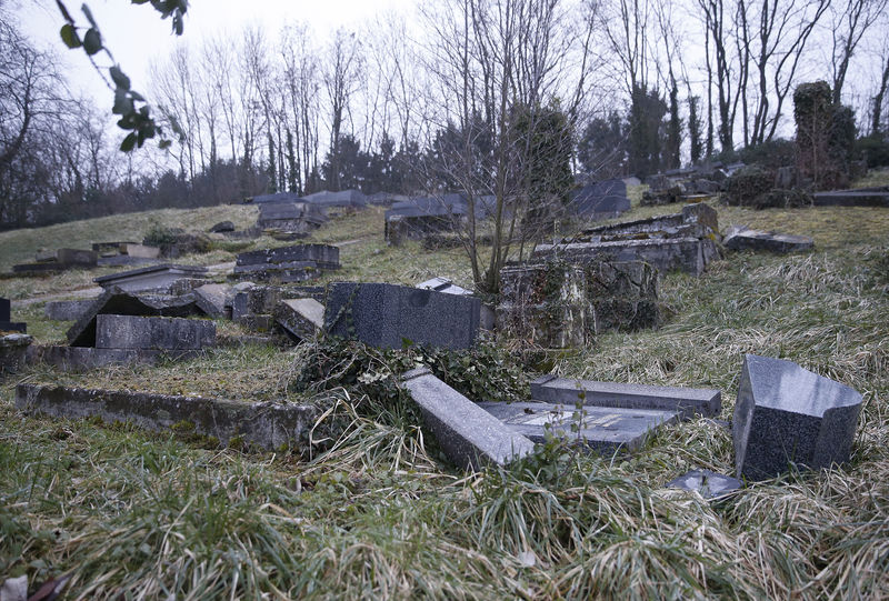 © Reuters. CINQ JEUNES EN GARDE À VUE APRÈS LA PROFANATION D'UN CIMETIÈRE JUIF