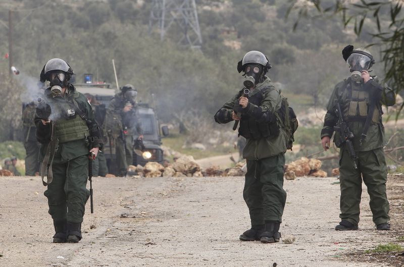 © Reuters. إسرائيل تزيل خياما أقامها نشطاء فلسطينيون على أرض تريد مصادرتها