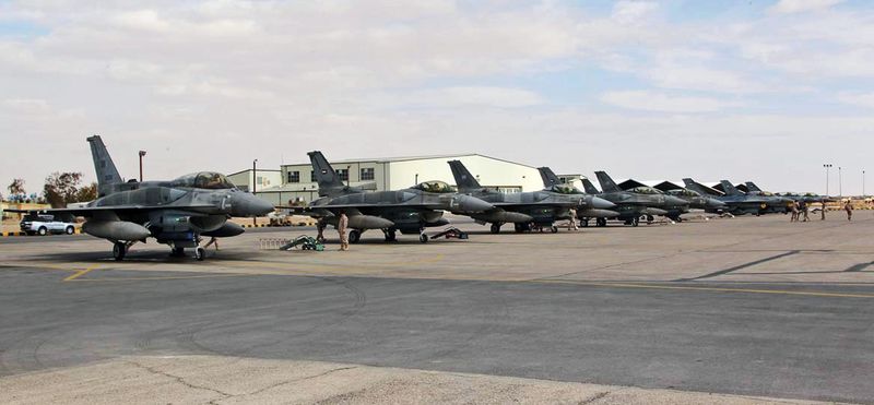 © Reuters. الامارات تقول ان طائراتها استهدفت مصافي نفطية تسيطر عليها الدولة الإسلامية