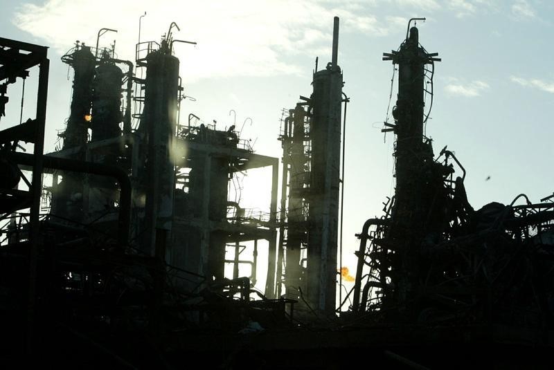 © Reuters. الجزائر تخطط لمضاعفة إنتاجها من البنزين ووقود الديزل